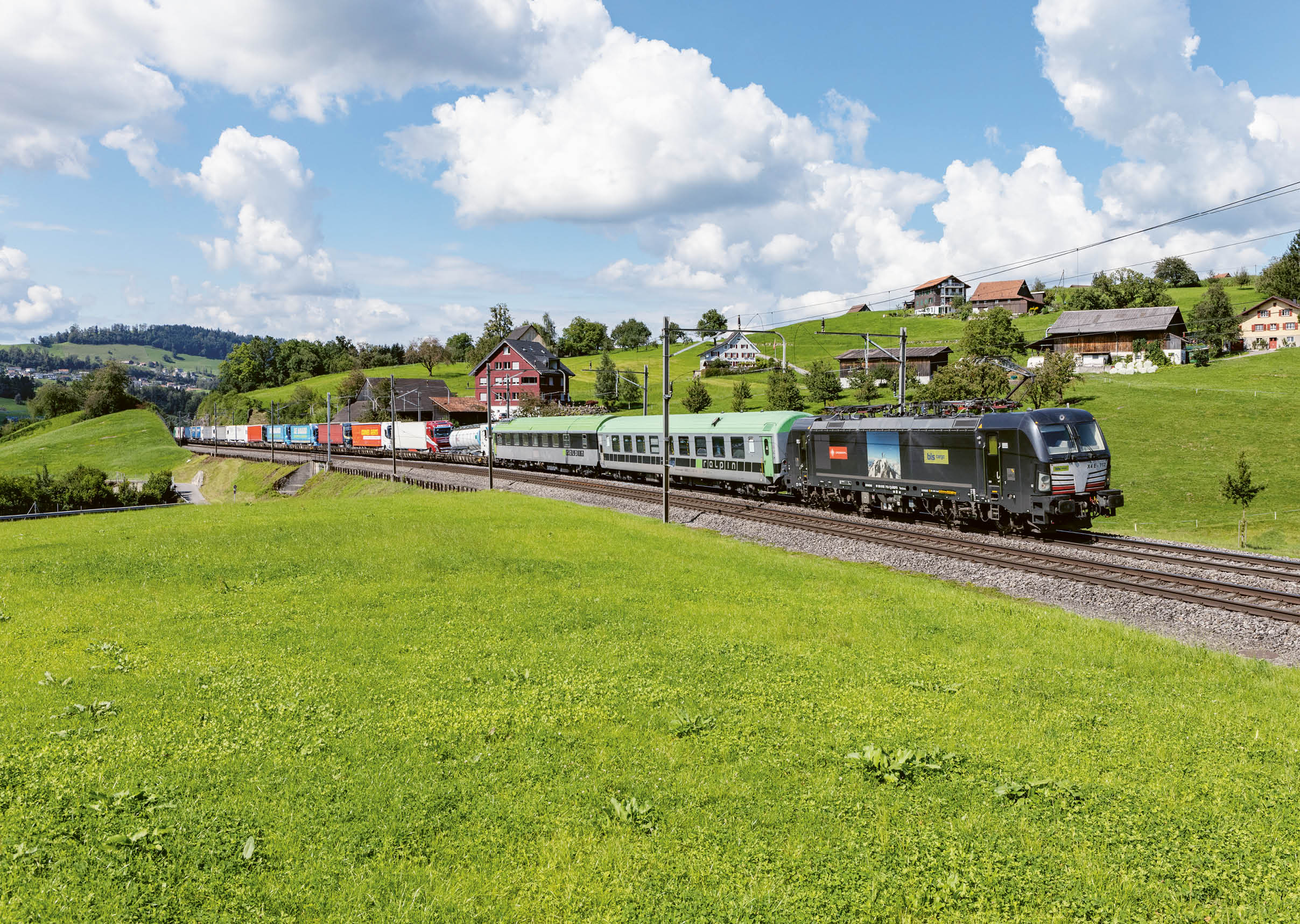 Die Eingemietete Siemens Vectron 193 712 der BLS war an diesem Tag für die Umgeleitette Rola 43083 verantwortlich  Die Fuhre konnten wir bei Immensee aufnehmen 